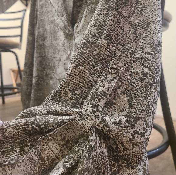 DR2 Snake Pattern Blouse - Picture 1 of 3
